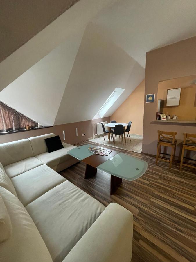 Palank Apartman Мошонмадяровар Екстер'єр фото